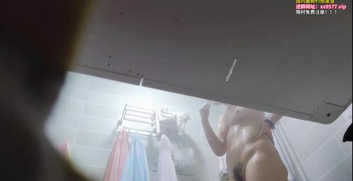 邪恶的房东洗脸台下暗藏摄像头偷窥丰满的女租客洗澡