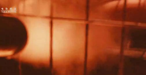 #悬疑 #惊悚 #美国 《#电锯惊魂6》
  
主演：托宾·贝尔/斯塔斯·曼迪勒

剧情简介：“竖锯”约翰•克莱默（Tobin Bell 饰）肉体虽死，但精神长存。这一次，某医疗保险公司的老总威廉•伊斯顿（Peter Outerbridge 饰）成为他狩猎和考验的目标。威廉贪婪狡诈，他发明了一套医保的计算公式，同时凭借爪牙的协助，成功向无数病入膏肓的人们拒保，从中赚取黑心钱财。然而他没有想到，自己有朝一日也要将生命的决定权交与别人手中。

🔎已上传电影搜索： 