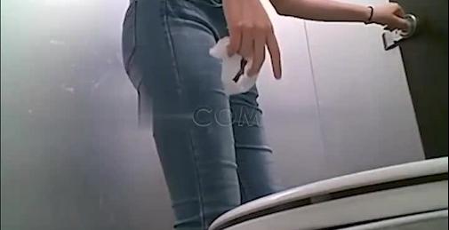 韩国高校女厕后拍 学妹尿尿牛仔短裤白虎美眉尿尿后不擦阴部她的内裤黄黄的味道