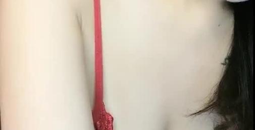 深圳极品巨乳御姐，G罩杯吊带红裙罩住两只大波，揉奶裸舞诱惑，奶大怎么玩都可以，波推最爽！