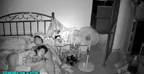 破解隔壁邻居小刘家网络摄像头监控偷拍媳妇含着熟睡中小刘哥的大屌硬了骑上去啪啪啪啪